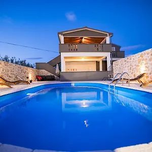 https://villa-sunset-benkovac.hotelinzadar.com